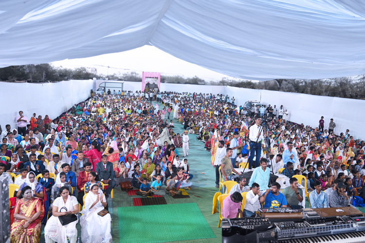 On January 13 and 14, 2024, thousands gathered for Grace Ministry's two-day prayer meeting at Sion on the Mumbai grounds. The two-day prayer assembly drew attendees from around Mumbai. This is a detailed report of the Day 2 prayer meeting conducted in Koliwada, Dharavi.